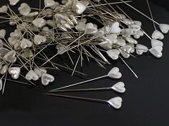 Bílé špendlíky dekorační špendlík srdíčko dekorační špendlíky srdce, bal. 10ks
