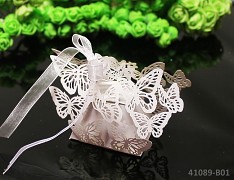 BÍLÁ luxusní perleťová krabička na výslužku, svatební mandle s motýlky