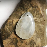 DRAČÍ BÍLÝ achát velký přívěšek na náhrdelník minerální kámen