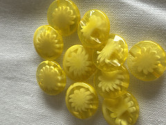 Knoflík ŽLUTÝ s kytičkou, 1ks